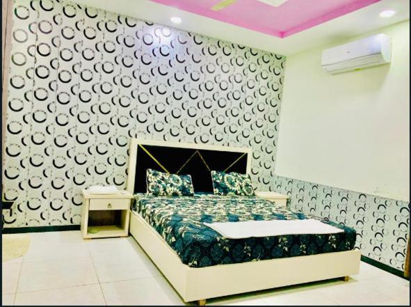 The Crown Guest House Islamabad Zewnętrze zdjęcie